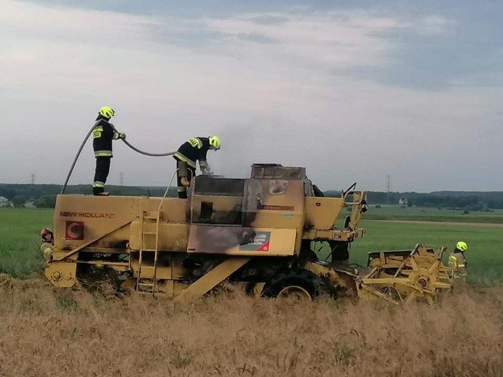 Płoną maszyny rolnicze podczas pracy 