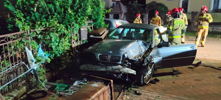 Pijany kierowca BMW wjechał w ogrodzenie