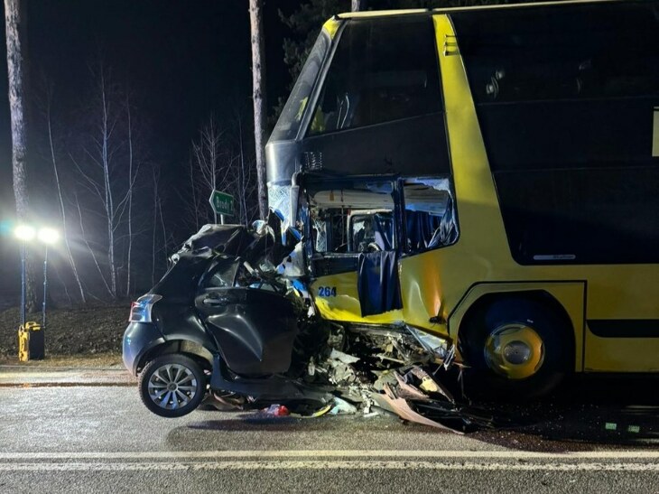 Auto wbiło się w autokar