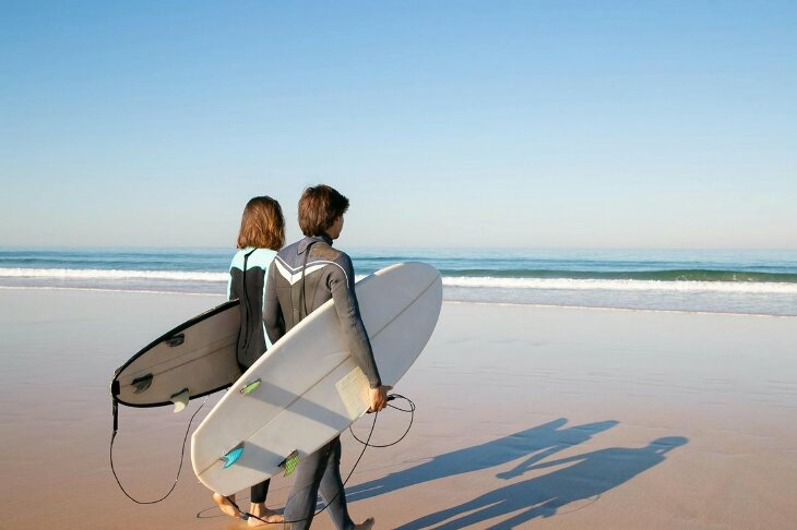 Jaką piankę wybrać? Kilka wskazówek dla początkujących surferów