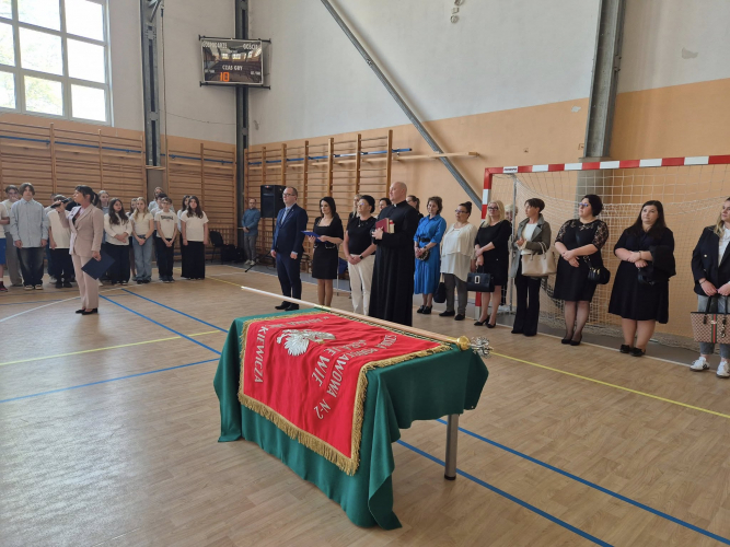 Przekazanie oraz poświęcenie repliki sztandaru szkoły SP2