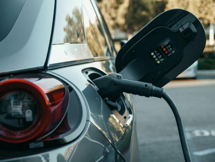 Poznaj najważniejsze zalety hybryd plug-in