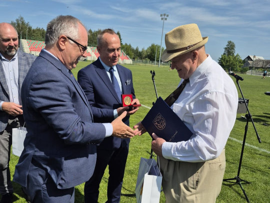 Przedstawiciele Powiatu na Jubileuszu 80-lecia MLKS WISSY Szczuczyn