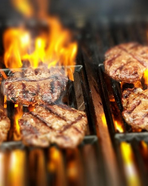Grill ogrodowy i palenisko - jak przygotować się do sezonu grillowego w Grajewie?