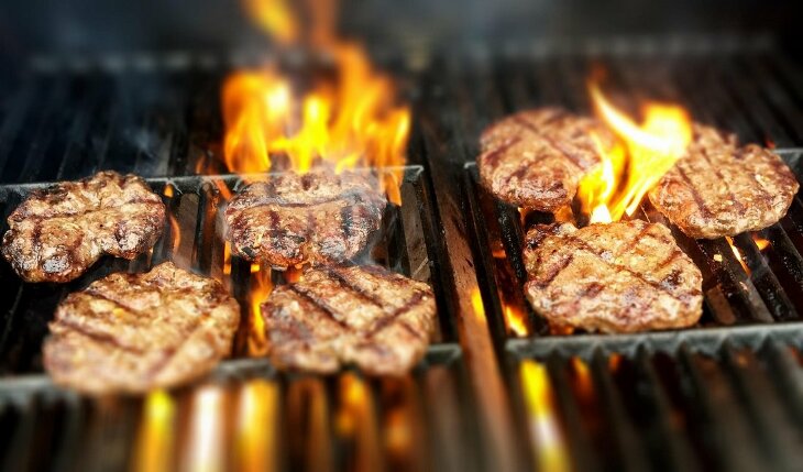 Grill ogrodowy i palenisko - jak przygotować się do sezonu grillowego w Grajewie?