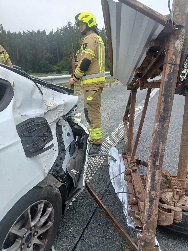 Ciężarówka najechała na tył pojazdu osobowego