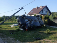 BMW roztrzaskało się na słupie