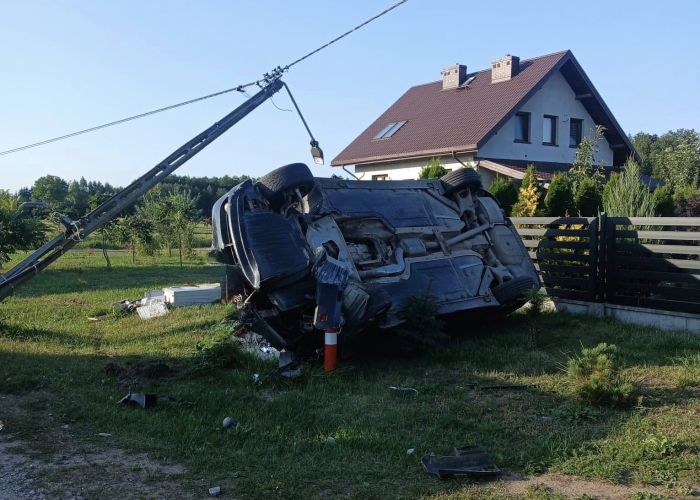 BMW roztrzaskało się na słupie