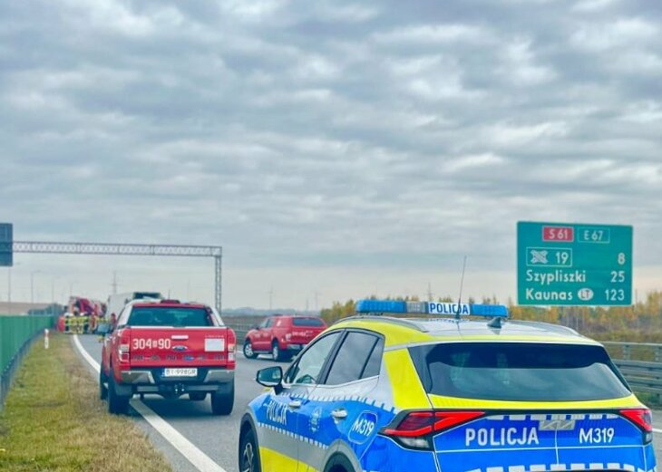 Dwa zdarzenia na S61 z udziałem 6 pojazdów i ofiara śmiertelna