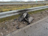 Jechał za szybko i wypadł z drogi