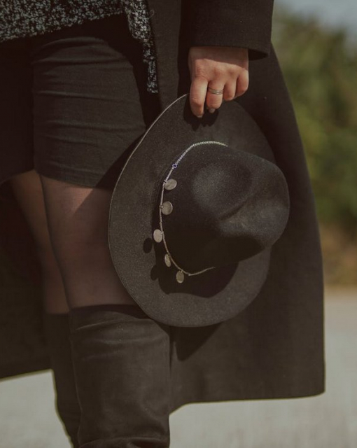 Stylowe dodatki, które podkreślą Twoją kobiecą sylwetkę