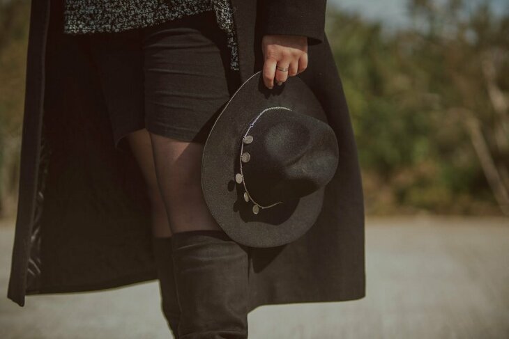 Stylowe dodatki, które podkreślą Twoją kobiecą sylwetkę