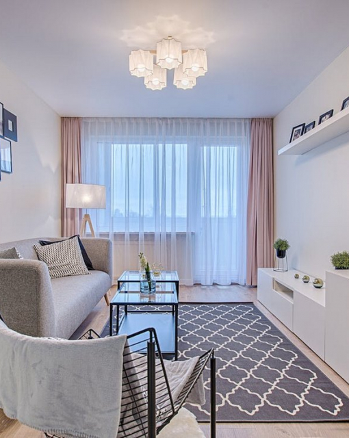 Jak dodać salonowi charakteru dzięki tekstyliom i dodatkom?