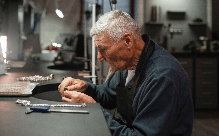 Seniorzy zyskują na dłuższej pracy