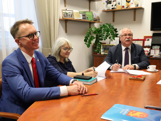 Umowa na rozbudowę odcinka drogi powiatowej Guty-Bzury