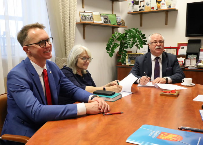 Umowa na rozbudowę odcinka drogi powiatowej Guty-Bzury