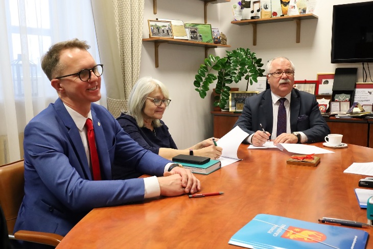 Umowa na rozbudowę odcinka drogi powiatowej Guty-Bzury