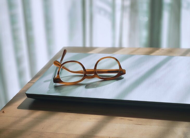 Okulary idealne dla ciebie - jak dobrać oprawki online do kształtu twarzy?