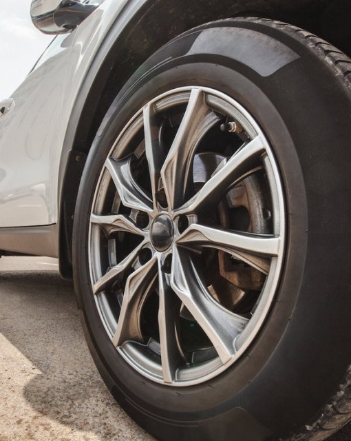 Estetyka pojazdu - jak detale, takie jak ramki tablic rejestracyjnych, wpływają na pierwsze wrażenie?