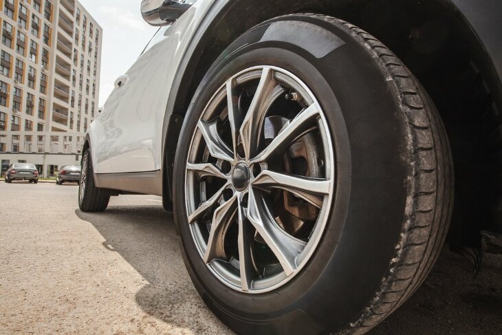 Estetyka pojazdu - jak detale, takie jak ramki tablic rejestracyjnych, wpływają na pierwsze wrażenie?