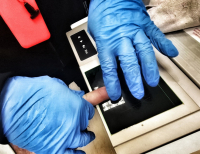 Uderzył mężczyznę butelką pod sklepem