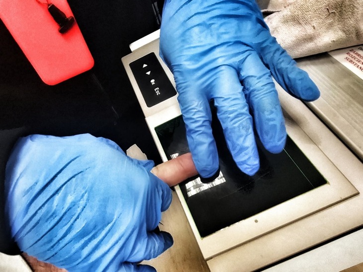 Uderzył mężczyznę butelką pod sklepem