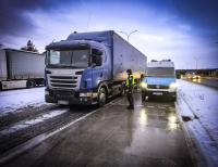 Jechał ciężarówką na łysych oponach 