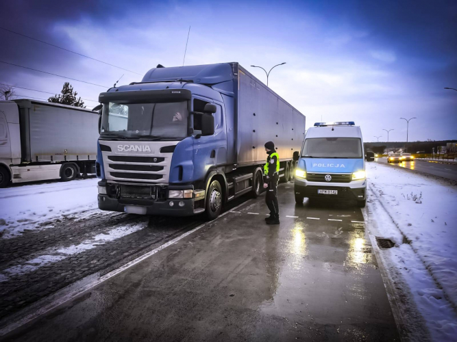 Jechał ciężarówką na łysych oponach 