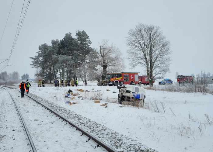Pociąg uderzył w busa na przejeździe kolejowym