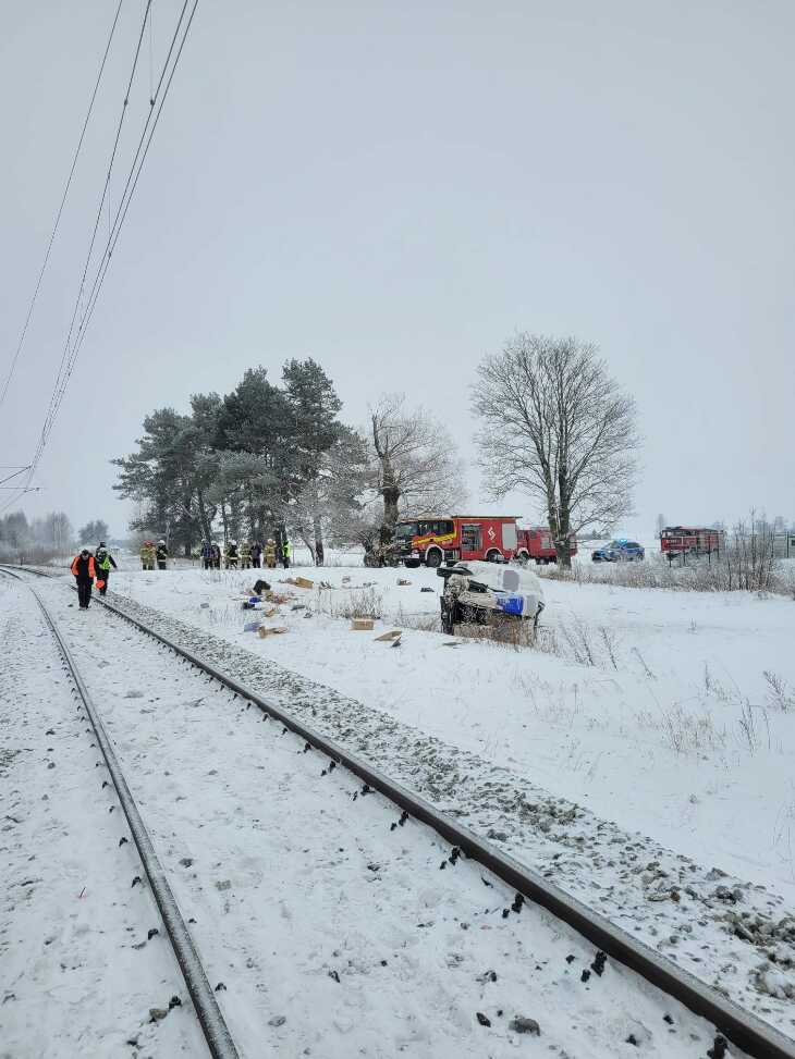 Pociąg uderzył w busa na przejeździe kolejowym