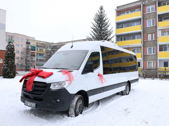 Uroczysty odbiór autobusu w Zespole Szkół Specjalnych