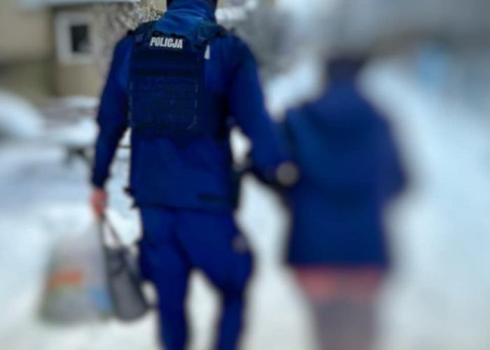 Grajewo. Policjanci pomogli zziębniętej seniorce