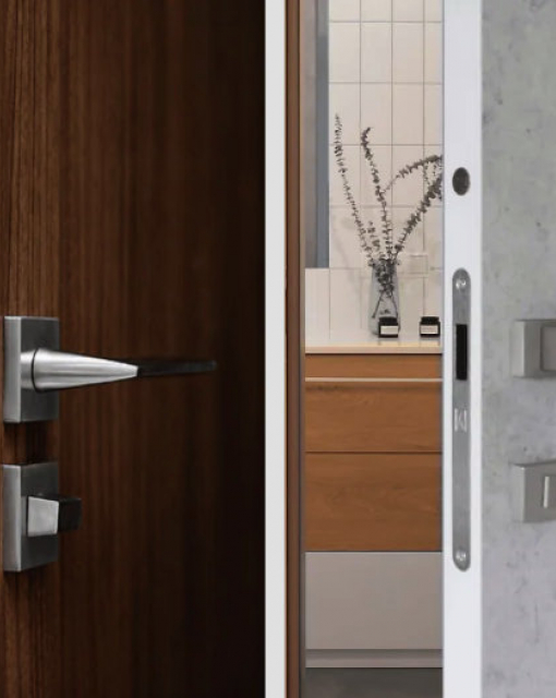 Drzwi do małych mieszkań - jak uniknąć kolizji skrzydeł i oszczędzić miejsce?