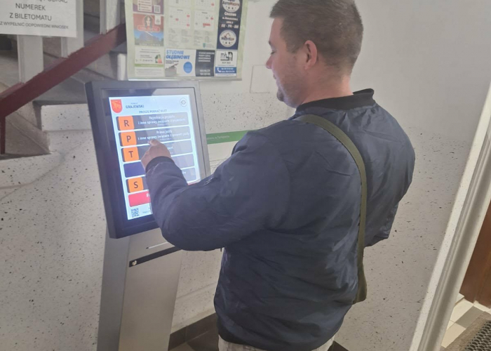 Elektroniczny system kolejkowy w Wydziale Komunikacji