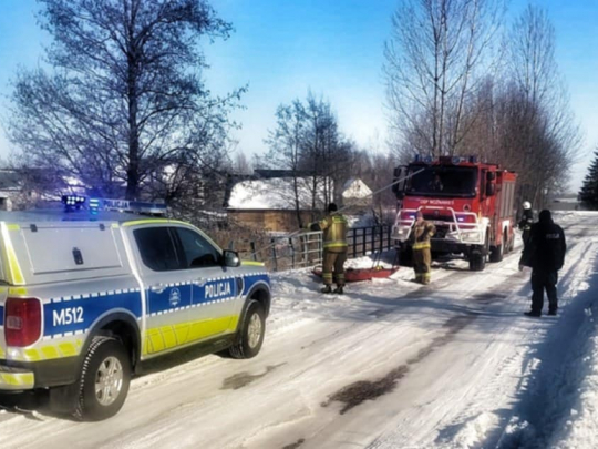 Rajgród. Uratowali łabędzie uwięzione w lodzie 