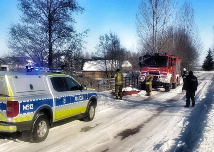 Rajgród. Uratowali łabędzie uwięzione w lodzie 