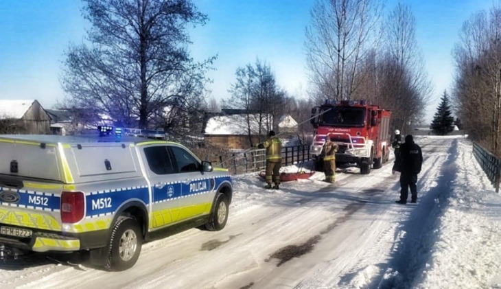Rajgród. Uratowali łabędzie uwięzione w lodzie 