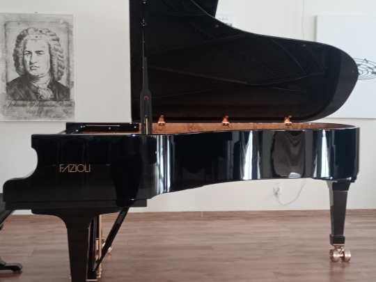 Szkoła w Grajewie zyskała fortepian wart 730 tys. złotych!