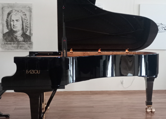 Szkoła w Grajewie zyskała fortepian wart 730 tys. złotych!