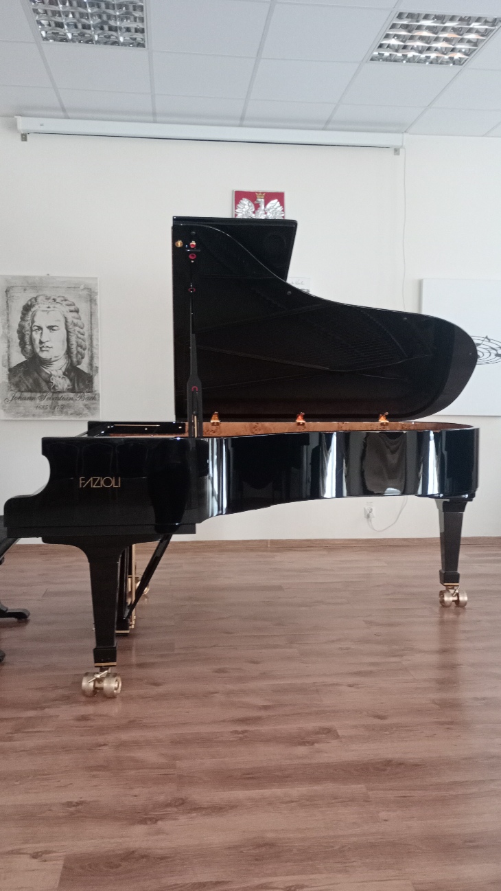 Szkoła w Grajewie zyskała fortepian wart 730 tys. złotych!