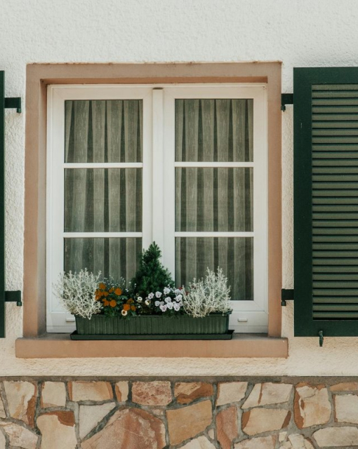 Jak wybrać trwałe parapety zewnętrzne do domu jednorodzinnego?
