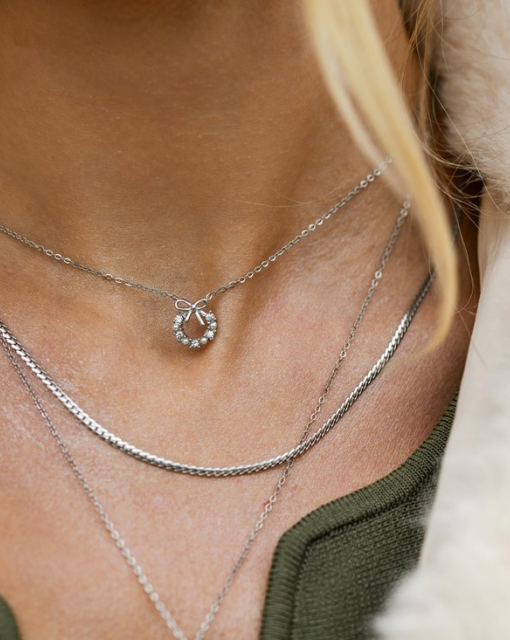 Naszyjnik celebrytka w codziennych stylizacjach. Sprawdź 4 pomysły