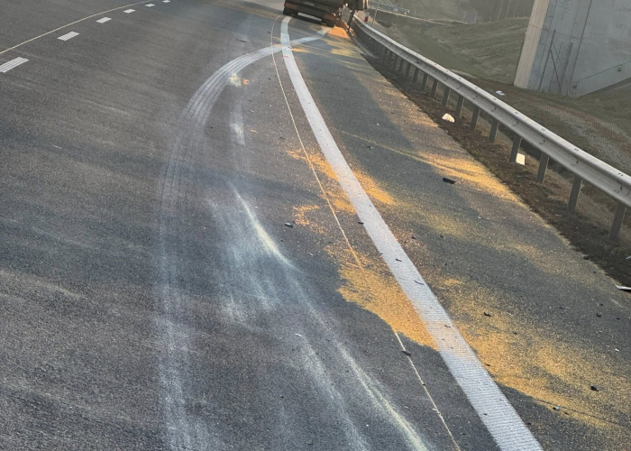 Kolizji dwóch pojazdów ciężarowych na S61 