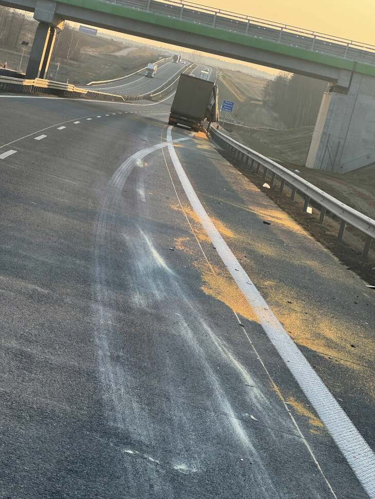 Kolizji dwóch pojazdów ciężarowych na S61 