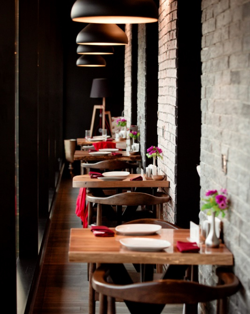 Napiwki w dobie płatności kartą. Jakie warunki finansowe naprawdę dają restauratorzy?