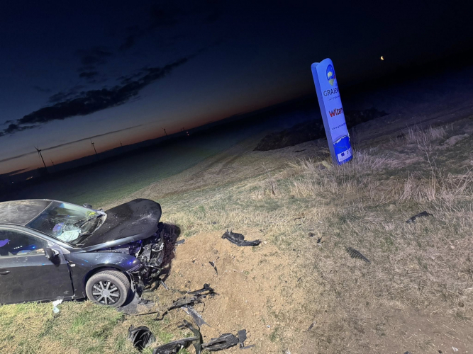 Samochód osobowy wpadł do przydrożnego rowu