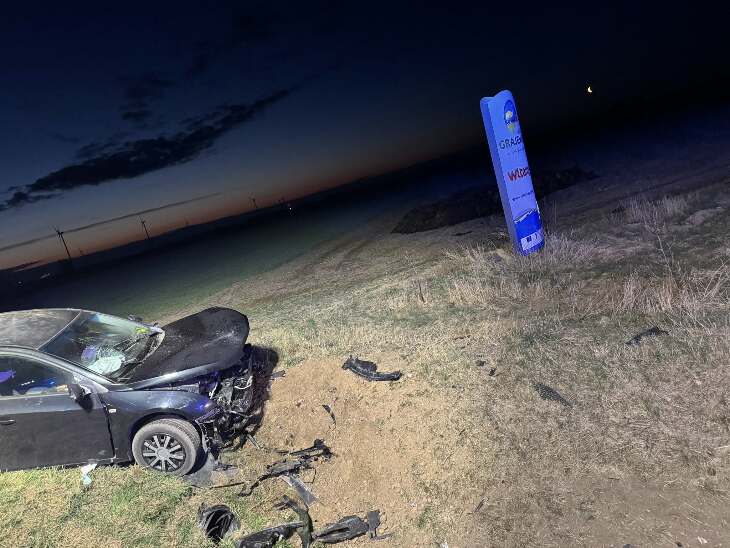 Samochód osobowy wpadł do przydrożnego rowu