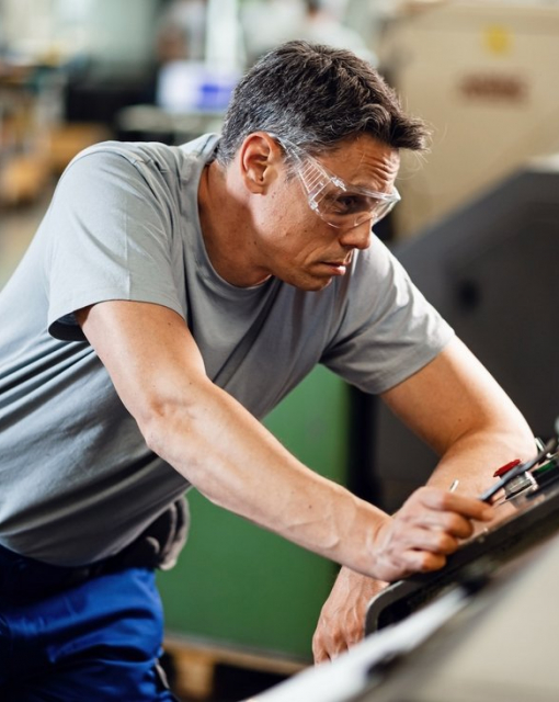 Dobór narzędzi do pras krawędziowych - precyzja i efektywność w każdym gięciu!