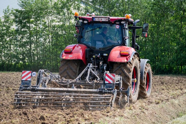 Na co zwrócić uwagę przy wyborze części zamiennych do ciągników? Klucz do niezawodności w rolnictwie