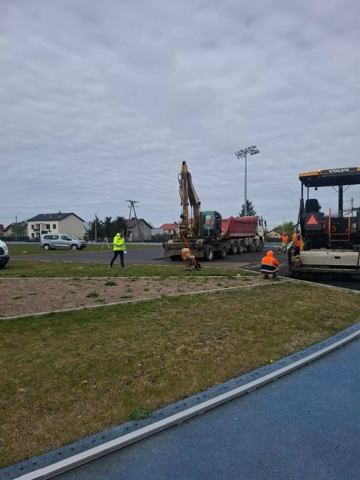 Trwają prace modernizacyjne na boisku przy SP4 